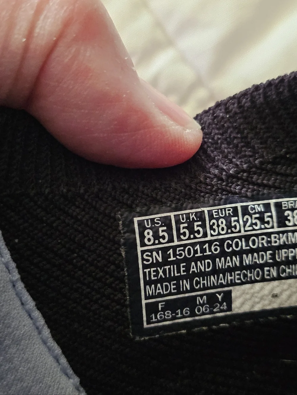 Skechers Women's Black And Light Lavender Stretch Sneakers- Size 8.5 - Picture 3 of 3